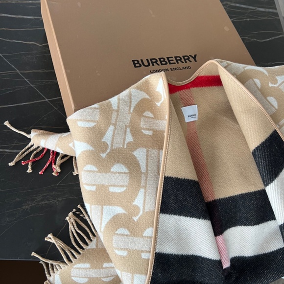 Burberry Reversible EKD Check Wool Cape - Picture 7 of 7